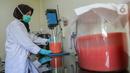 Peneliti melakukan proses homogenizer untuk memperkecil ukuran partikel sebelum difermentasi di Kimia Pangan Pusat Penilitian Kimia LIPI Puspitek, Serpong, Tangerang, Kamis (4/6/2020). Sebelum fermentasi peneliti menambah bakteri probiotiotik. (Liputan6.com/Fery Pradolo)