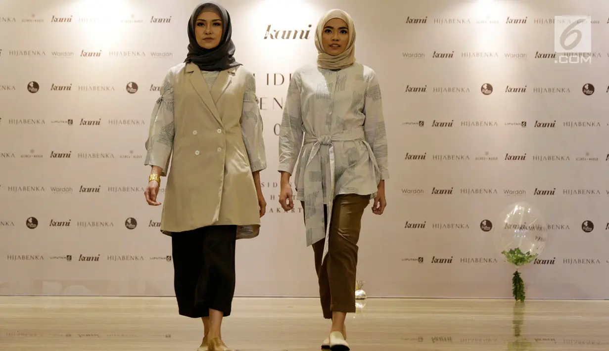 Model mengenakan busana koleksi Kami Idea Raya Presentation 2017 di Jakarta, Selasa (23/5). (Liputan6.com/Immanuel Antonius)