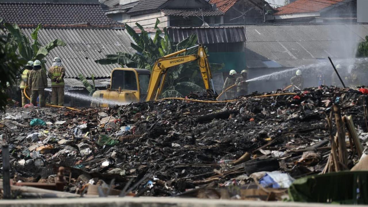 Pemprov DKI Buru Pelaku Pembuangan Sampah Ilegal di Lokasi Kebakaran Kramat Jati