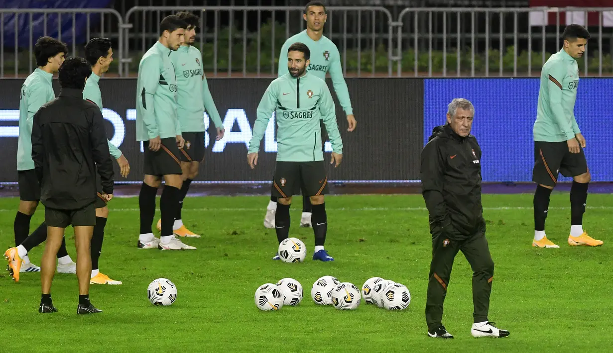 Pelatih Portugal,  Fernando Santos (kedua kanan) menyaksikan pemainnya berlatih dalam sesi latihan tim di stadion Poljud di Split (16/11/2020). Portugal akan bertanding melawan Kroasia pada UEFA Nations League 2020 di Stadion Poljud, Split. (AFP/Denis Lovrovic)