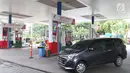 Sebuah mobil usai mengisi BBM di SPBU Jakarta, Minggu (10/2). Harga Dex diturunkan dari Rp 11.750 menjadi Rp 11.700 per liter. (Liputan6.com/AnggaYuniar)