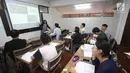 Seorang dosen memberikan materi kepada mahasiswa asing di kampus Universitas Indonesia, Depok, Jawa Barat, Rabu (11/10). (Liputan6.com/Immanuel Antonius)