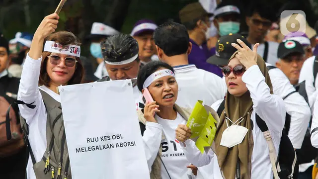 Tolak RUU Kesehatan, Massa Nakes Demo di Patung Kuda