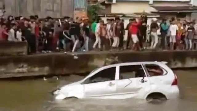 Fakta-Fakta Warga Palembang Dorong Mobil Ugal-Ugalan ke Sungai