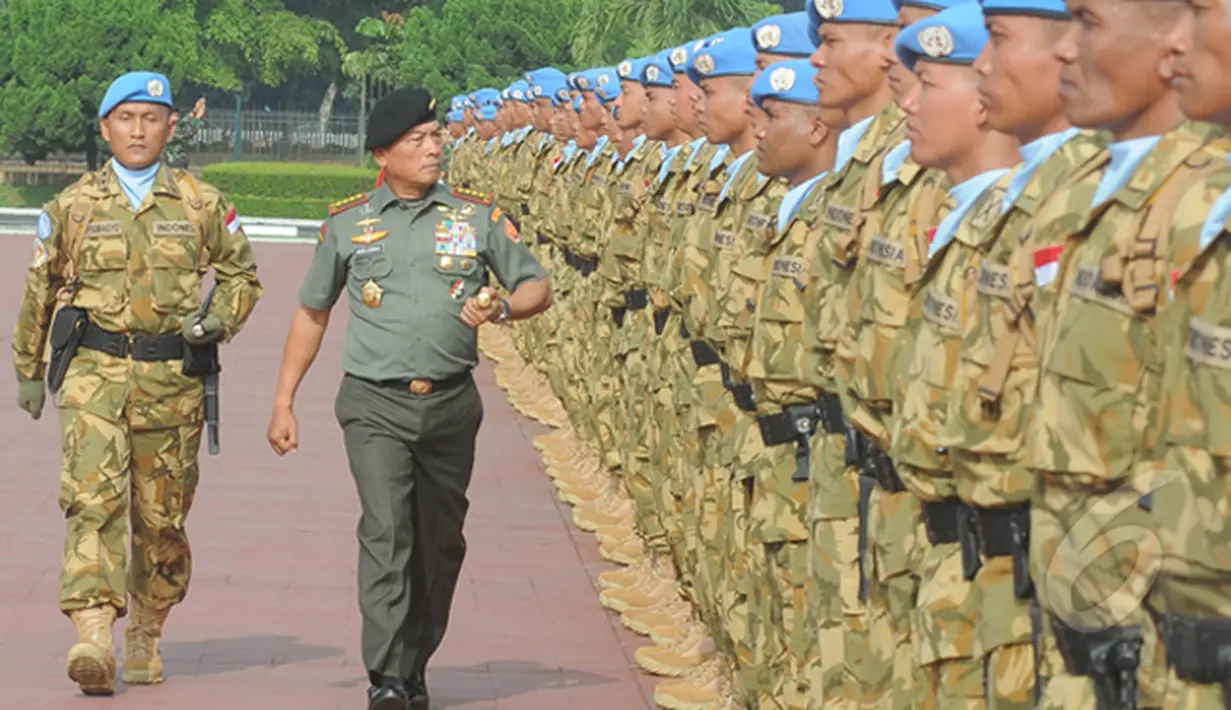 Panglima TNI Jenderal TNI Dr. Moeldoko beserta para pejabat teras Mabes TNI memberangkatkan 800 prajurit TNI yang tergabung dalam satuan tugas Batalyon Komposit (Satgas Yon Komposit) ke Darfur, Jakarta, Rabu (18/2/2015). (Liputan6.com/Herman Zakharia)