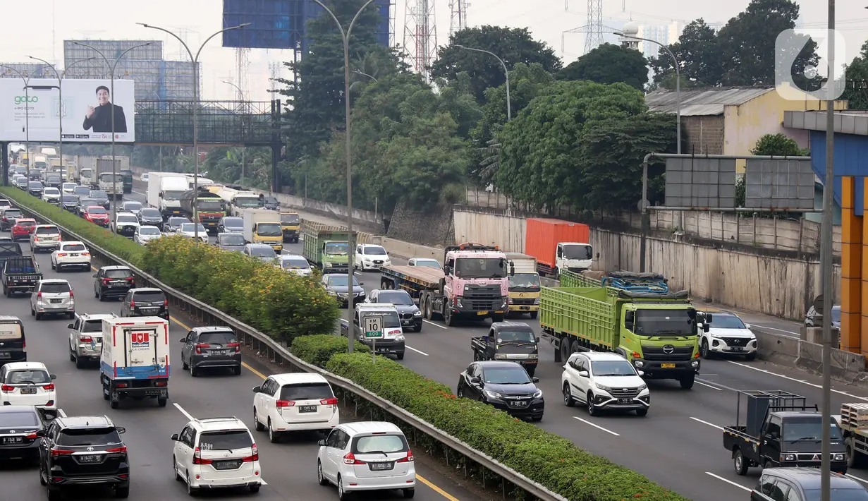 Mobil melintasi jalan Tol Tangerang-Jakarta di Tangerang, Banten, Rabu (30/3/2022). Mulai April 2022, Korlantas Polri akan menerapkan tilang elektronik bagi pengendara yang memacu kecepatan hingga 120 km per jam di jalan tol. (Liputan6.com/Angga Yuniar)