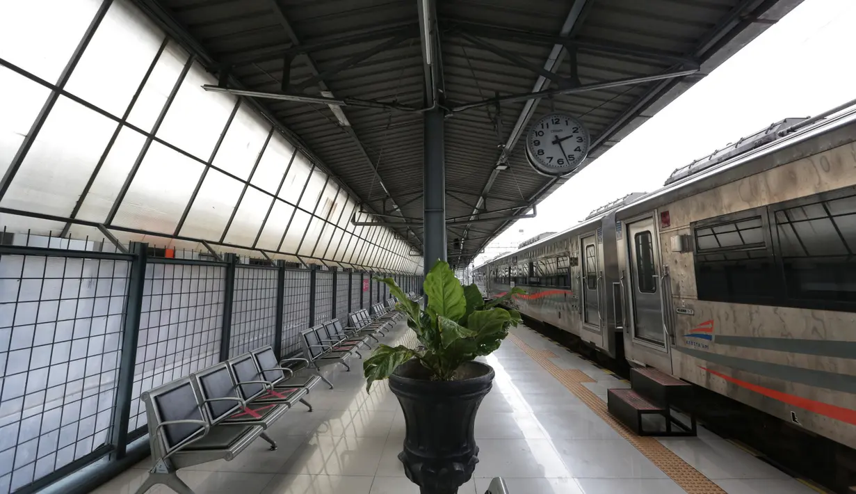 Kereta melintas di Stasiun Pasar Senen, Jumat (24/4/2020). Terkait larangan mudik Lebaran 2020, Stasiun Pasar Senen untuk sementara tidak melayani keberangkatan kereta jarak jauh dari tanggal 24 sampai 30 April 2020 mendatang. (Liputan6.com/Johan Tallo)