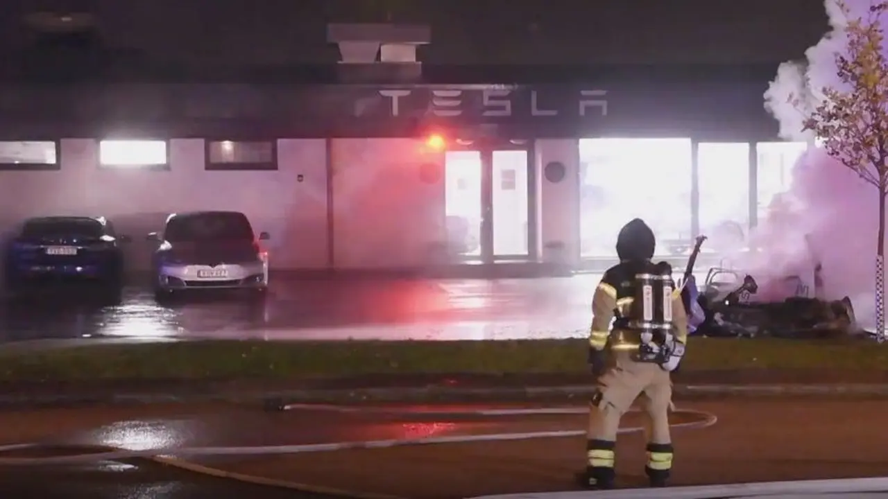 Kebarakan terjadi di sebuah dealer Tesla di Malmo, Swedia