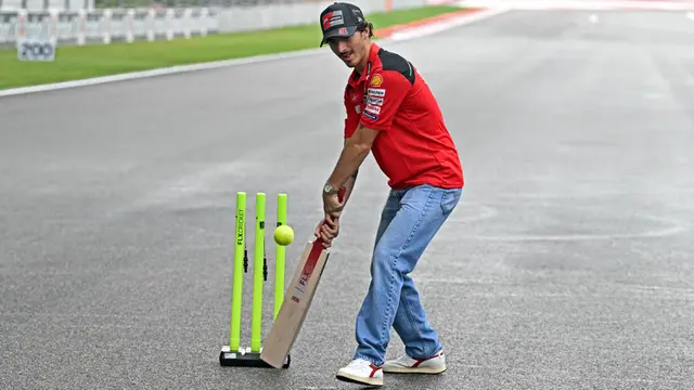 Pembalap MotoGP Bermain Kriket