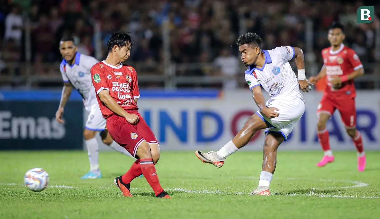 <p>Pemain PSBS Biak, Muhammad Tahir (kanan) melepaskan tendangan ke gawang Semen Padang pada laga leg kedua final Pegadaian Liga 2 2023/2024 di Stadion GOR Haji Agus Salim, Padang, Sabtu (9/3/2024). (Bola.com/Bagaskara Lazuardi)</p>