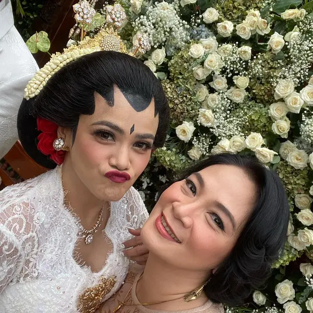 6 Momen Pernikahan Indah Indriana dan Adritya Putra, Kental Nuansa Adat Jawa