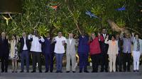 Para pemimpin berfoto bersama saat KTT Amazon di Hangar Convention Center di Belem, Brasil, Rabu (9/8/2023). (Dok. AP Photo/Eraldo Peres)
