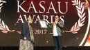 Kepala Staf TNI Angkatan Udara (Kasau) Marsekal TNI Hadi Tjahjanto (kanan) menerima Piagam Penghargaan MURI dari Jaya Suprana pada malam Anugerah Jurnalistik KASAU Awards 2017 di Jakarta, Sabtu (25/11). (Liputan6.com/Angga Yuniar)