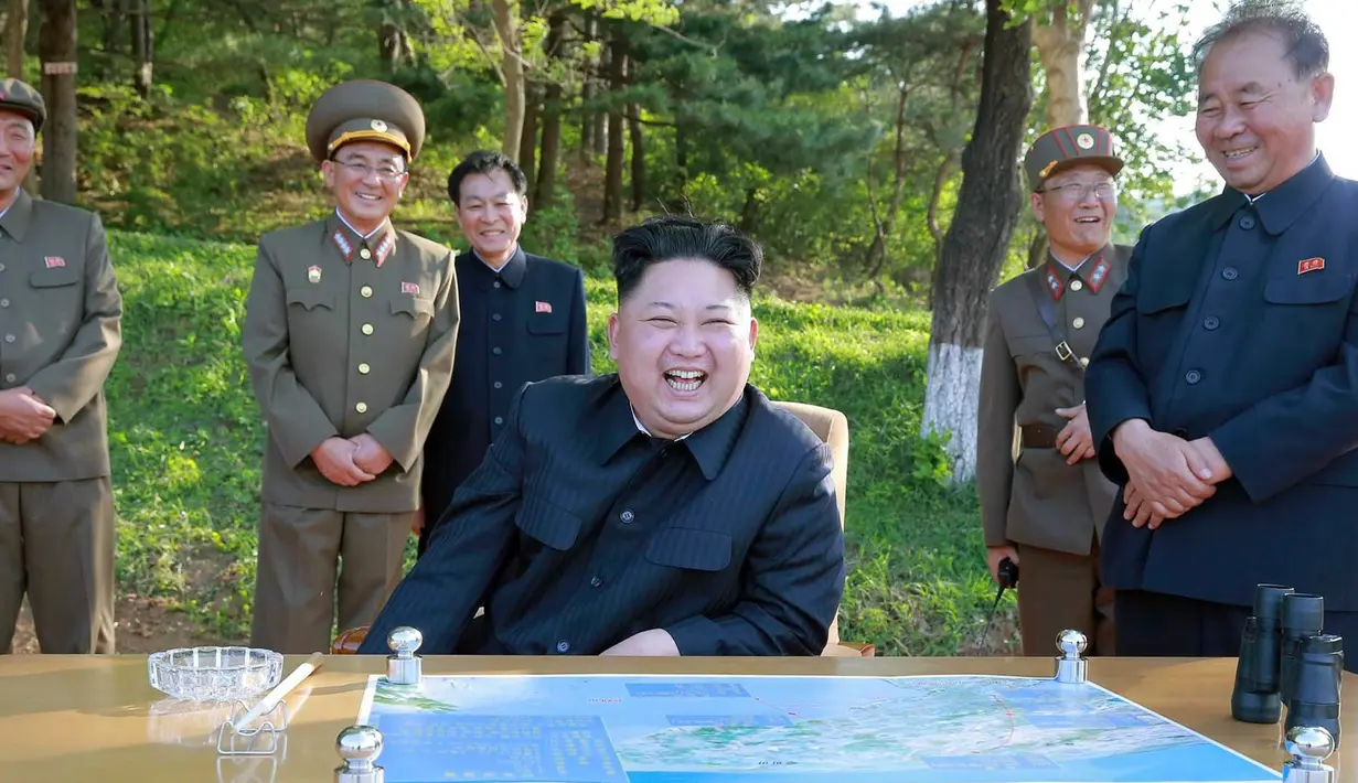 Pemimpin Korea Utara Kim Jong Un bersama jajarannya saat menghadiri uji coba peluncuran rudal balistik jarak menengah Pukguksong-2, Korea Utara, Selasa (22/5). (AP/KCNA)