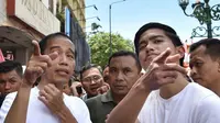 Presiden Joko Widodo (Jokowi) ditemani putra bungsunya, Kaesang Pangarep berjalan-jalan di sepanjang kawasan Malioboro, Yogyakarta, Minggu (31/12). Masyarakat tampak antusias menyambut kedatangan Presiden Jokowi. (LIputan6.com/Biro Setpres)