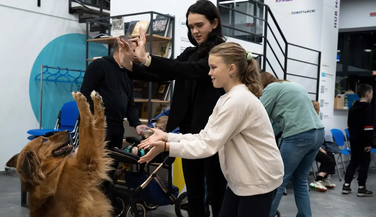 Seminggu sekali, para orang tua membawa anak-anak mereka yang terkena dampak perang Ukraina Rusia ke sebuah pusat komunitas. (AP Photo/Roman Hrytsyna)