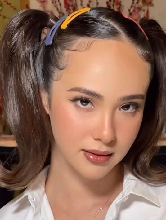 Momen spesial ini pun dirayakan dengan menggelar sebuah pesta dengan dress code bertema ‘90s Yearbook Look yang belakangan tren di media sosial. [@pammybowie/@@makeupbycla]