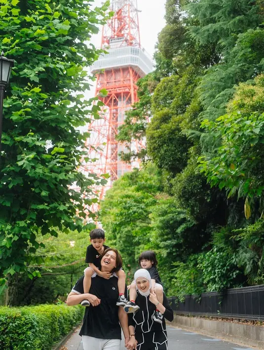 Dalam potret yang dibagikan, terlihat kehangatan dan kekompakan yang tak dibuat-buat. Roger tampil kasual dalam kaus hitam dengan aksen putih dari Fred Perry, dipadukan celana putih bersih yang menambah kesan santai namun tetap rapi.  [@cutratumeyriska].