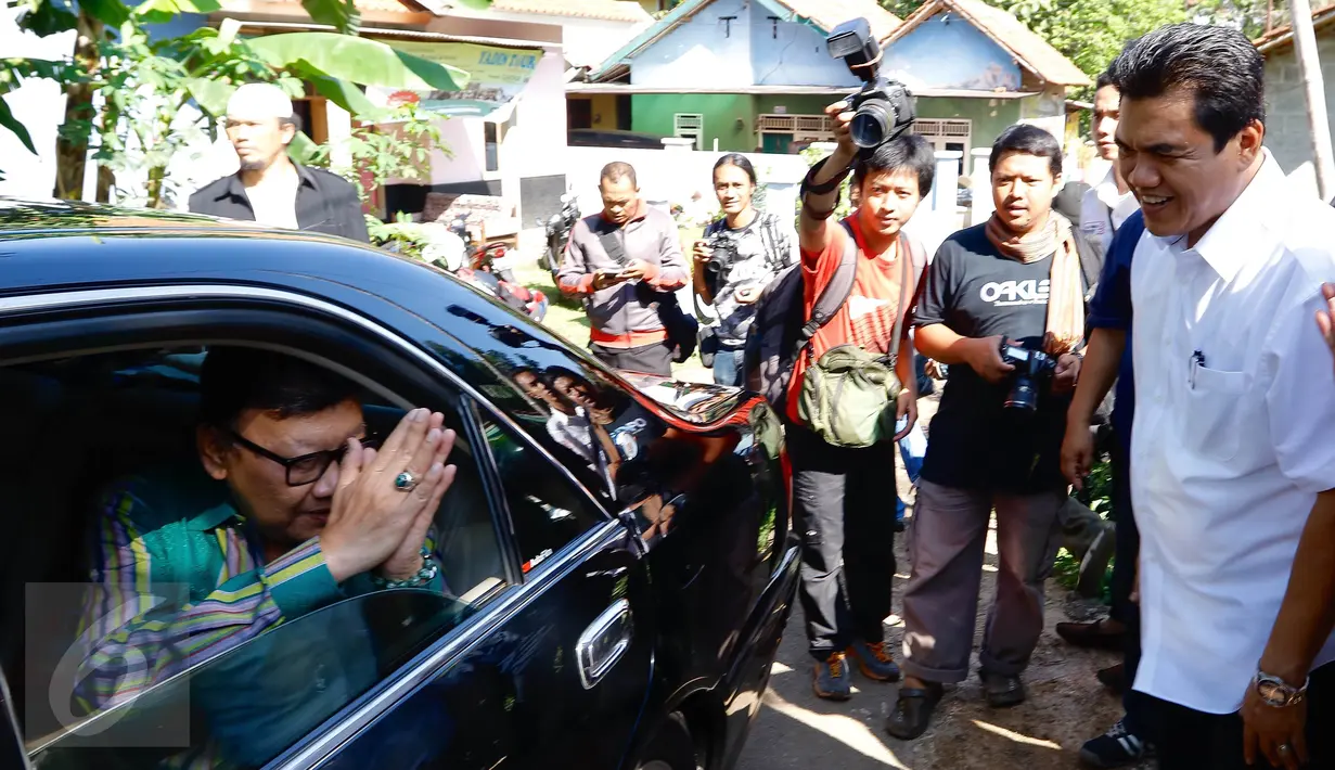 Menteri Dalam Negeri Tjahjo Kumolo meninggalkan TPS 31/32 Kelurahan Pondok Benda, Tangerang Selatan,Rabu,  (9/12). Mendagri meminta agar kepala daerah yang terpilih dapat membenahi infrastruktur di kawasan tersebut. (Liputan6.com/Fery Pradolo)