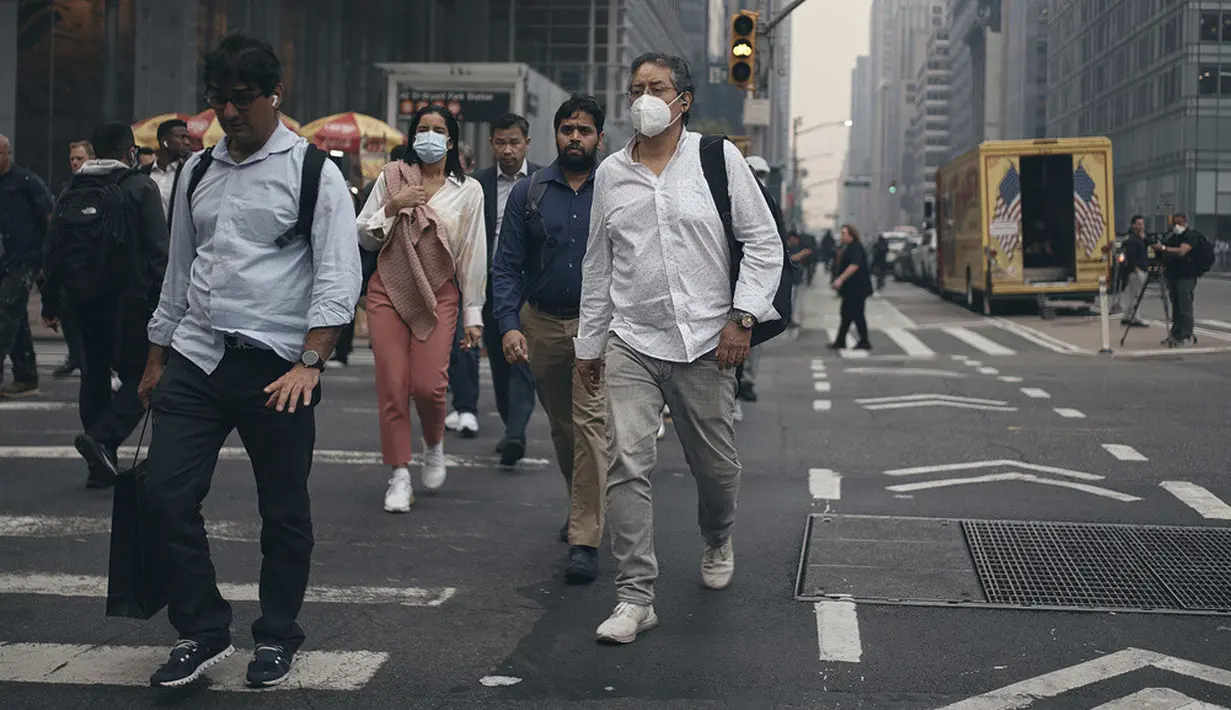 <p>Terkait fenomena ini, Wali Kota New York City Eric Adams sudah mengeluarkan Peringatan Kesehatan Kualitas Udara lantaran diperkirakan kondisi akan memburuk pada siang hari. (AP Photo/Andres Kudacki)</p>