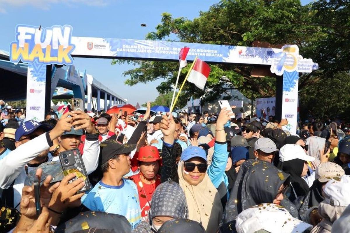 Ribuan Warga Meriahkan Fun Walk Harjad ke-75 Kalsel dan HUT ke-80 RI