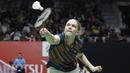 Ganda putri Jerman, Linda Efler, berusaha mengembalikan kok saat melawan ganda Malaysia pada Indonesia Masters 2019 di Istora Senayan, Jakarta, Selasa (22/1). Seidel / Efler gagal lolos ke babak kedua. (Bola.com/M. Iqbal Ichsan)