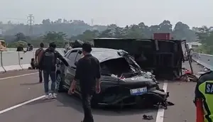 Kronologi BYD Tabrak Truk hingga Terguling di Tol Bocimi