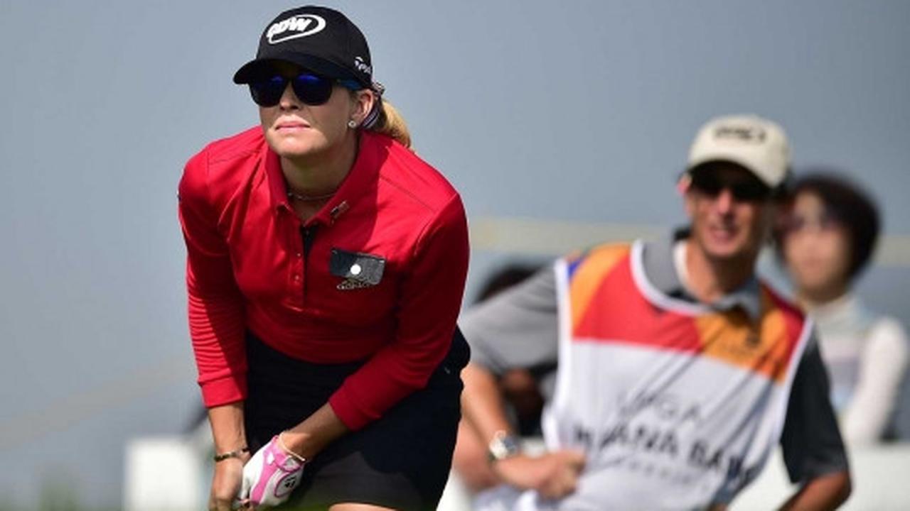 Aksi pegolf cantik di kejuaraan LPGA KEB Hana Bank
