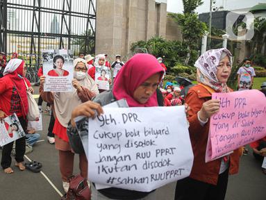 Peserta aksi dari kalangan perempuan melakukan demonstrasi di depan Gedung DPR RI, Jakarta, Rabu (8/3/2023). Aksi demonstrasi ini dilakukan tepat di Hari Perempuan Internasional. (Liputan6.com/Faizal Fanani)