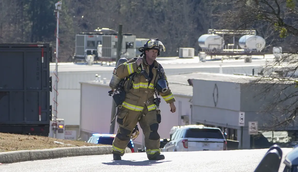 Petugas pemadam kebakaran Hall County pergi setelah kebocoran nitrogen cair di Prime Pak Foods, sebuah pabrik unggas di Gainesville, Ga., Kamis (28/1/2021). 12 orang luka-luka dilarikan ke rumah sakit setelah mengalami cedera akibat kebocoran ini. (AP Photo / John Bazemore)