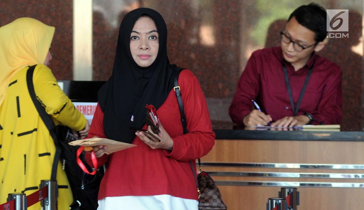 FOTO: KPK Periksa Wa Ode Nurhayati di Kasus Korupsi E-KTP - News Liputan6.com