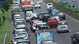 Antrean panjang kendaraan terlihat di ruas Tol BSD JORR, Tangerang Selatan, Senin (16/5). Kemacetan parah terjadi menyusul robohnya jembatan penyeberangan orang (JPO) di ruas Tol BSD JORR karena dihajar truk trailer. (Liputan6.com/Fery Pradolo)