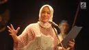 Ekspresi Rachel Maryam saat membacakan Puisi Musikal di Acara Tadarus Puisi Ramadhan di Teater Kecil, Taman Ismail Marzuki, Jakarta, Kamis (1/6). Acara tersebut dihadiri atau diisi oleh politisi, seniman dan budayawan. (Liputan6.com/Helmi Afandi)