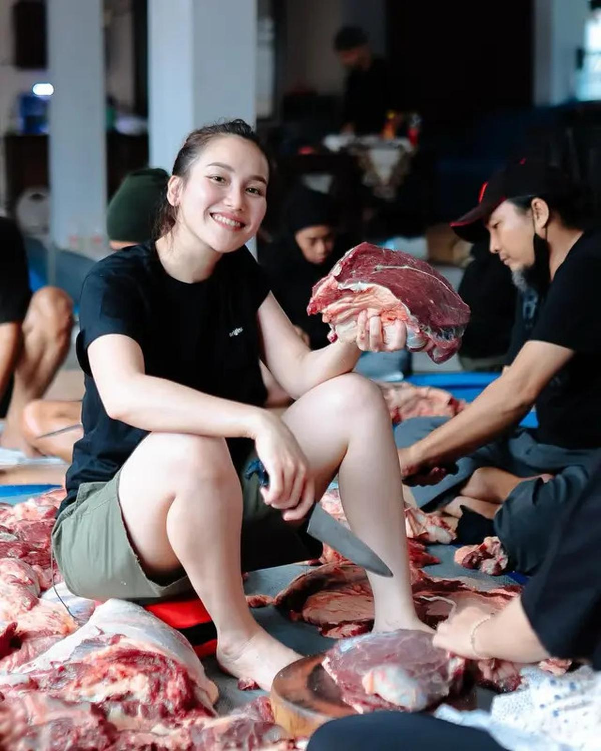 Potret Ayu Ting Ting Ikut Potong Daging Kurban, Tampil Santai Pakai Kaus dan Celana Pendek