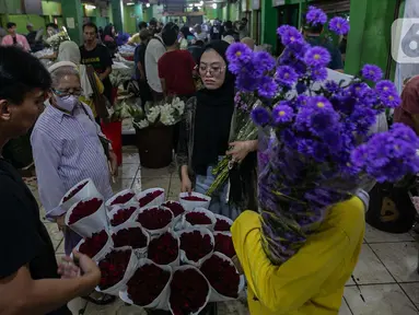 Warga memilih bunga hias yang dijual di Pasar Rawa Belong, Jakarta, Selasa (9/4/2024). (Liputan6.com/Angga Yuniar)