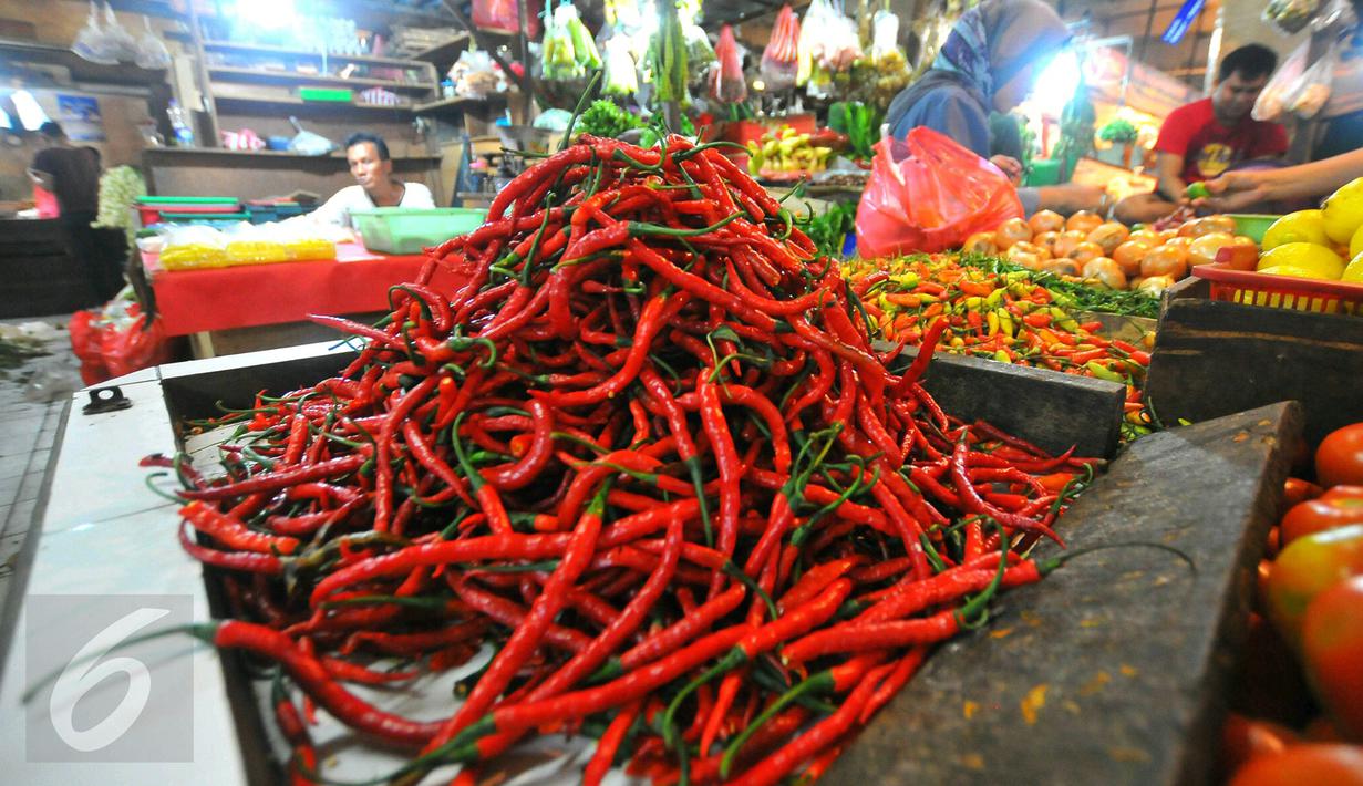 Salah satu kios penjual cabai di kawasan Tangerang, Jumat (6/1). Melonjaknya harga cabai dikarenakan curah hujan yang cukup tinggi yang terjadi saat ini. (Liputan6.com/Angga Yuniar)
