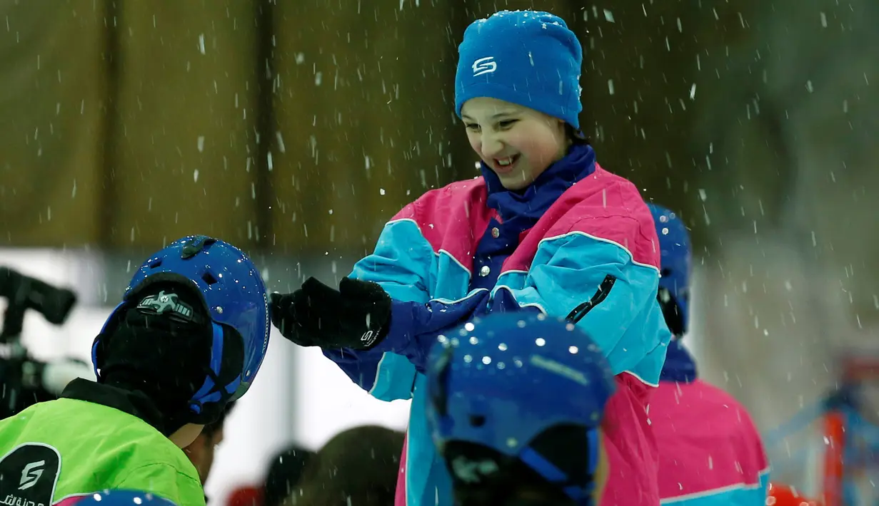 Sejumlah Anak saat bermain salju di Snow City di Mall Al Othaim, Riyadh, Arab Saudi (26/7). (REUTERS/Faisal Al Nasser)