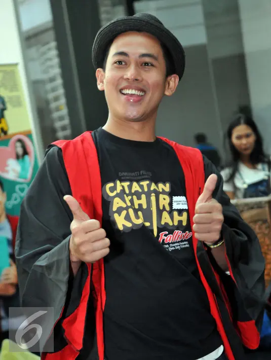 Budi Doremi ditemui saat press screenning film Catatan Akhir Kuliah di Epicentrum XXI, Senin (27/7/2015). Budi Doremi tampak bergaya mengenakan baju toga. (Liputan6.com/Panji Diksana)