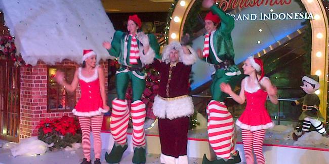 Para pemain menyapa pengunjung di Santa Claus Land