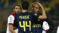 Striker Inter Milan, Ivan Perisic bersama bek Joao Miranda, pada pertandingan lanjutan Serie A melawan Crotone, di Giuseppe Meazza, Minggu (6/11/2016) (AFP/Marco Bertorello). 