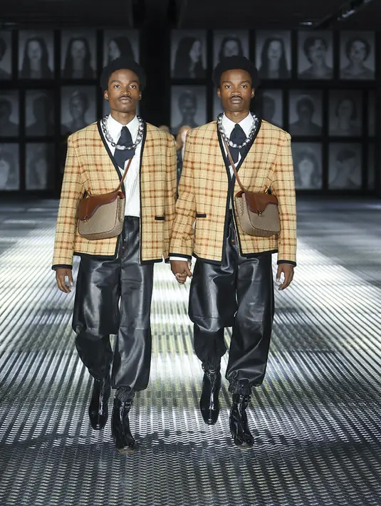 "Dua perempuan luar biasa yang menjadikan kembaran mereka sebagai segel utama keberadaan mereka," ujar Alessandro Michele. (Foto: Instagram @gucci)