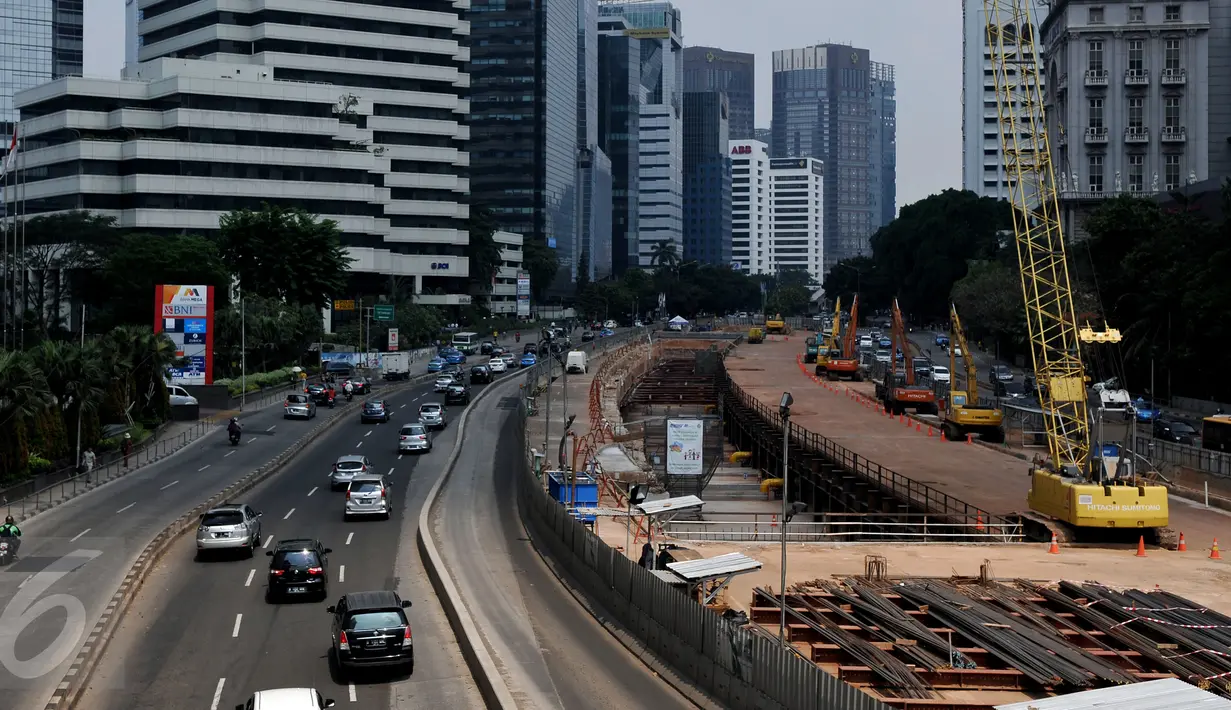 Penampakan pembangunan proyek pengerjaan MRT di Jalan Sudirman-Thamrin, Jakarta, Rabu (22/7/2015). Pembangunan proyek masih berhenti sementara hingga sepekan setelah Lebaran. (Liputan6.com/Johan Tallo)