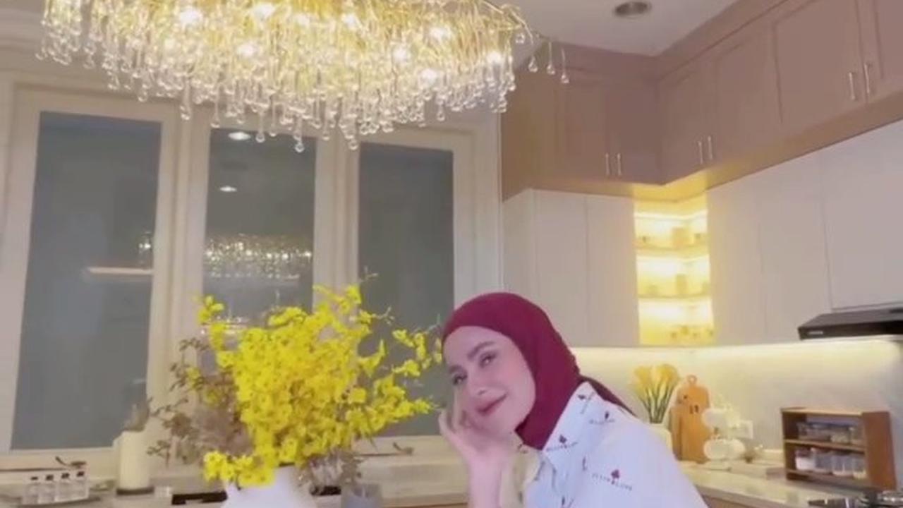 8 Potret Dapur Baru Olla Ramlan yang Elegan dan Cozy, Dilengkapi Chandelier yang Indah