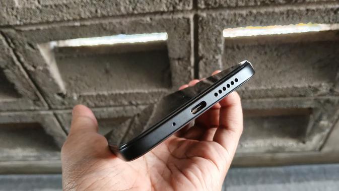 Potrait tampak bagian sisi bawah Redmi 15(Liputan6.com/Arief Ferdian Maulana)