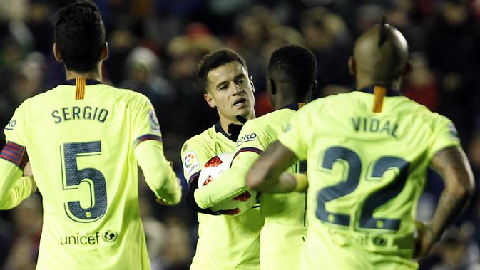 Para pemain Barcelona merayakan gol Philippe Coutinho ke gawang Levante pada leg pertama babak 16 besar Copa del Rey. Barcelona kalah 1-2, Jumat (11/1/2018) dini hari WIB. (AP Photo/Alberto Saiz)