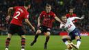 Gelandang Tottenham, Eric Dier, berusaha mengamankan bola saat melawan Southampton pada laga Premier League di Stadion Wembley, London, Rabu (5/12). Tottenham menang 3-1 atas Southampton. (AFP/Ian Kington)
