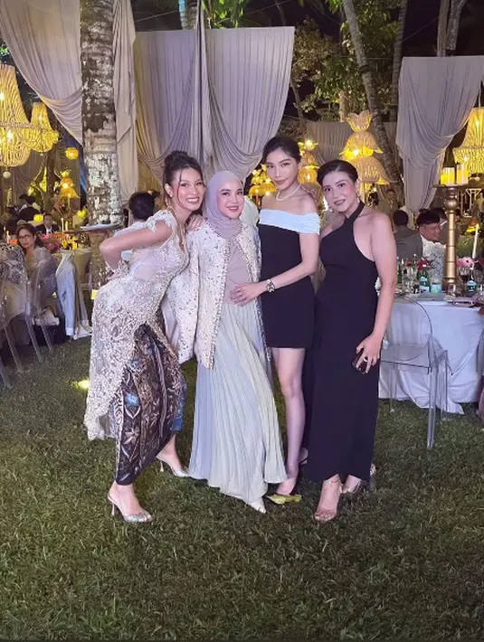 Patricia Gouw tampil bak model dengan kebaya modifikasi berlengan pendek warna cokelat nude. Dipadu dengan kain Batik berwarna gelap dan heels emas [@chafrederica]