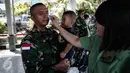 Kebersamaan personel TNI-AD dan keluarganya di Pelabuhan Kolinlamil, Jakarta, Senin (9/5). Sebanyak 450 personel TNI-AD dari Satgas Yonif Para Raider 330 inf 1 Kostrad dilepas untuk misi pengamanan perbatasan RI-PNG. (Liputan6.com/Faizal Fanani)