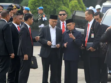 Presiden ke-3 RI BJ Habibie menghadiri pemakaman istri presiden ke-6 RI Susilo Bambang Yudhoyono (SBY), Ani Yudhoyono di Taman Makam Pahlawan (TMP) Kalibata, Jakarta, Minggu (2/6/2019). (Liputan6.com/JohanTallo)