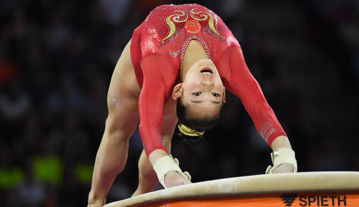 Pesenam China, Tang Xijing melakukan lompatan nomor meja lompat (vault) Kejuaraan Dunia Senam di Stuttgart, Jerman, Selasa (10/9/2019). Ini untuk ketiga kalinya Stuttgart menjadi tuan rumah bagi ajang yang digelar mulai 4 Oktober sampai 13 Oktober mendatang. (THOMAS KIENZLE / AFP)